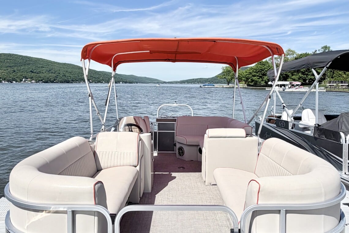 Included Qwest 820 Pontoon