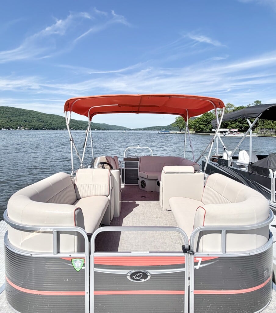 Included Qwest 820 Pontoon
