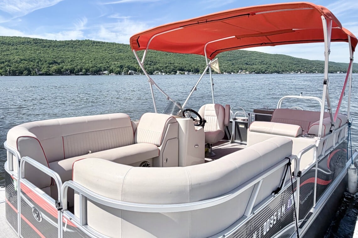 Included Qwest 820 Pontoon