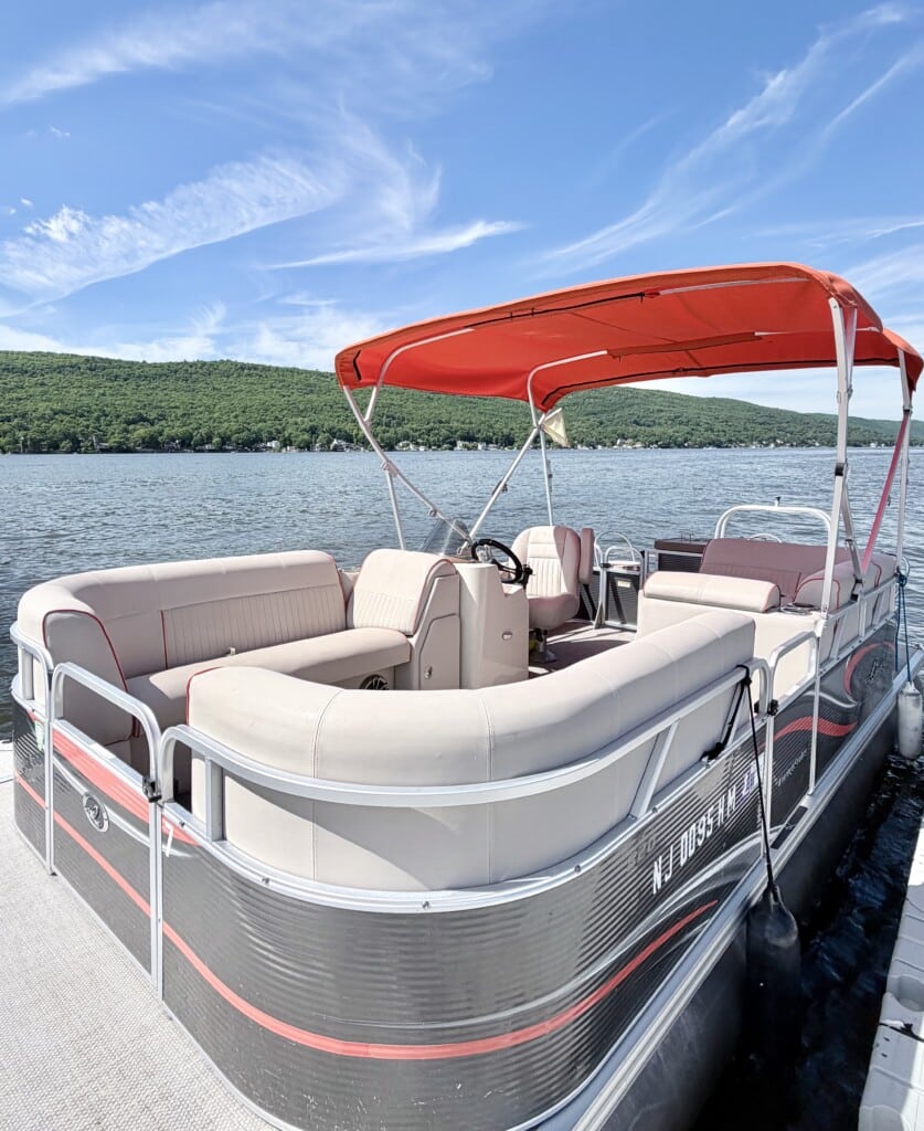 Included Qwest 820 Pontoon