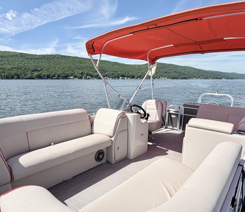 Included Qwest 820 Pontoon