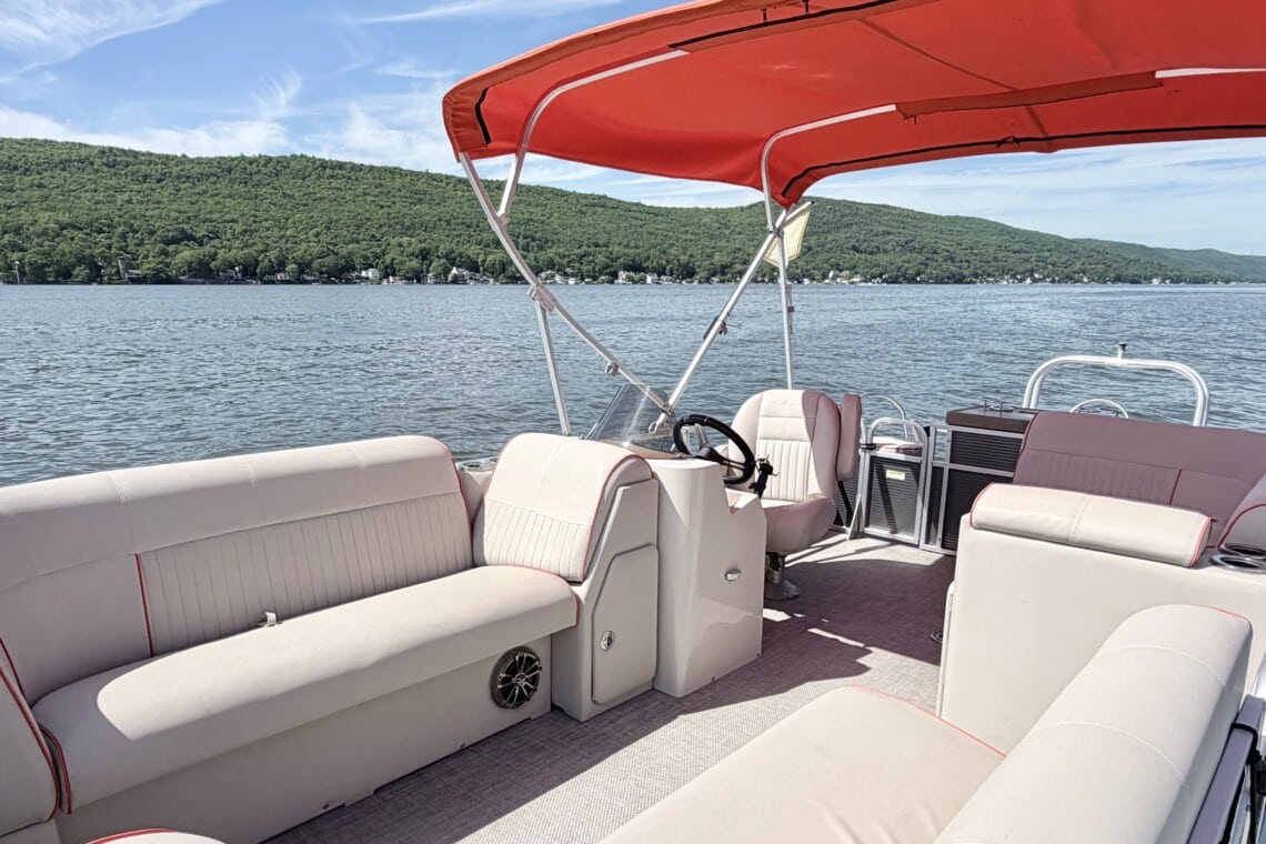 Included Qwest 820 Pontoon