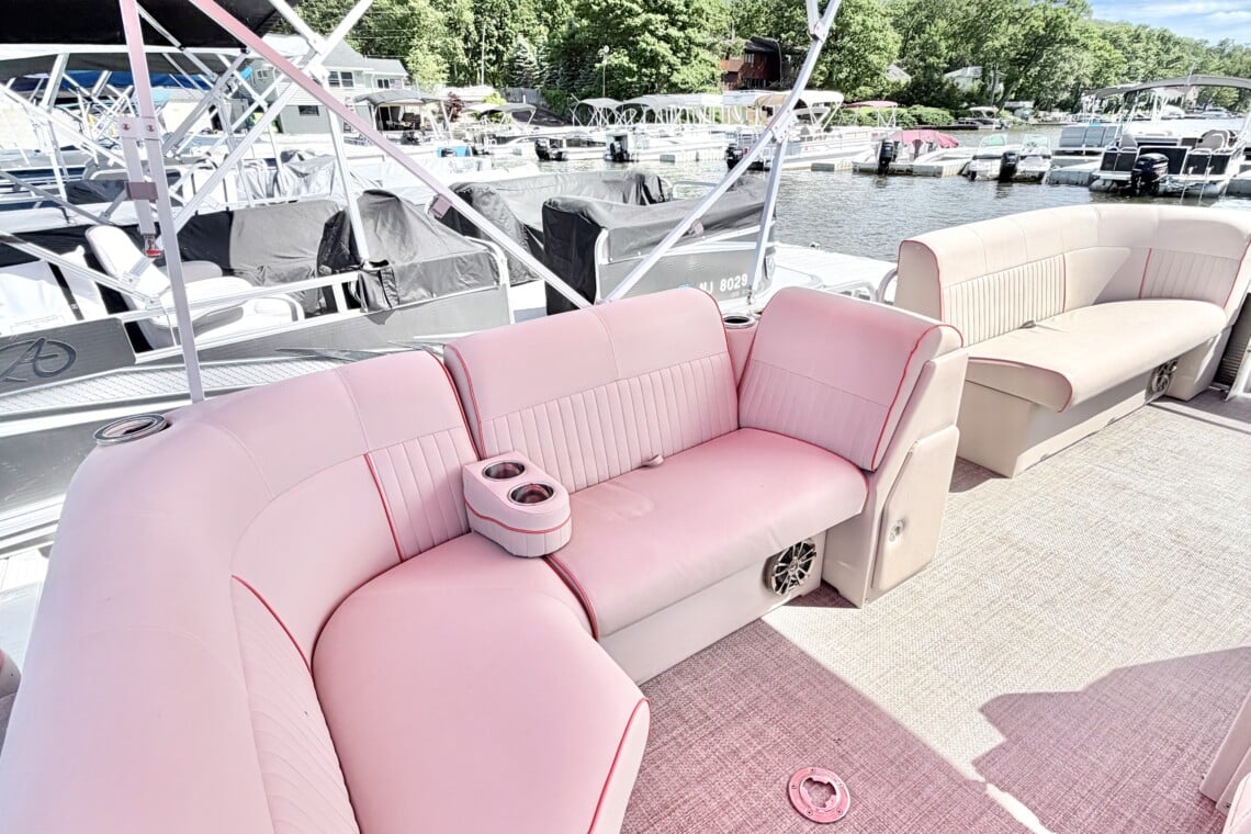 Included Qwest 820 Pontoon
