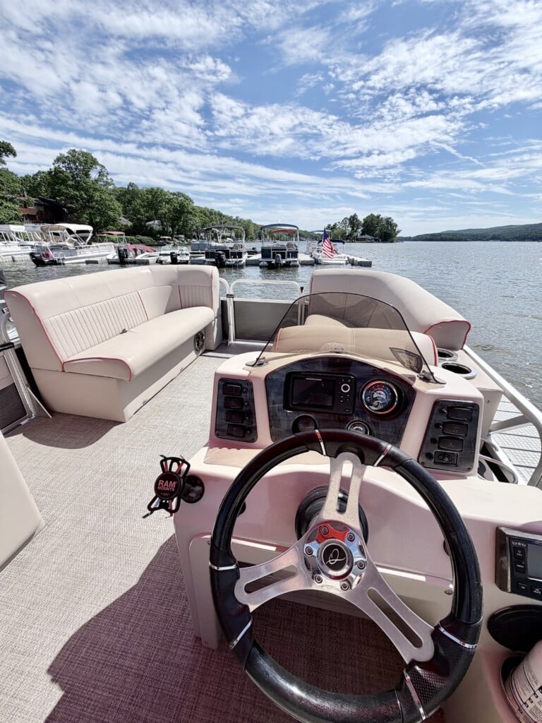 Included Qwest 820 Pontoon